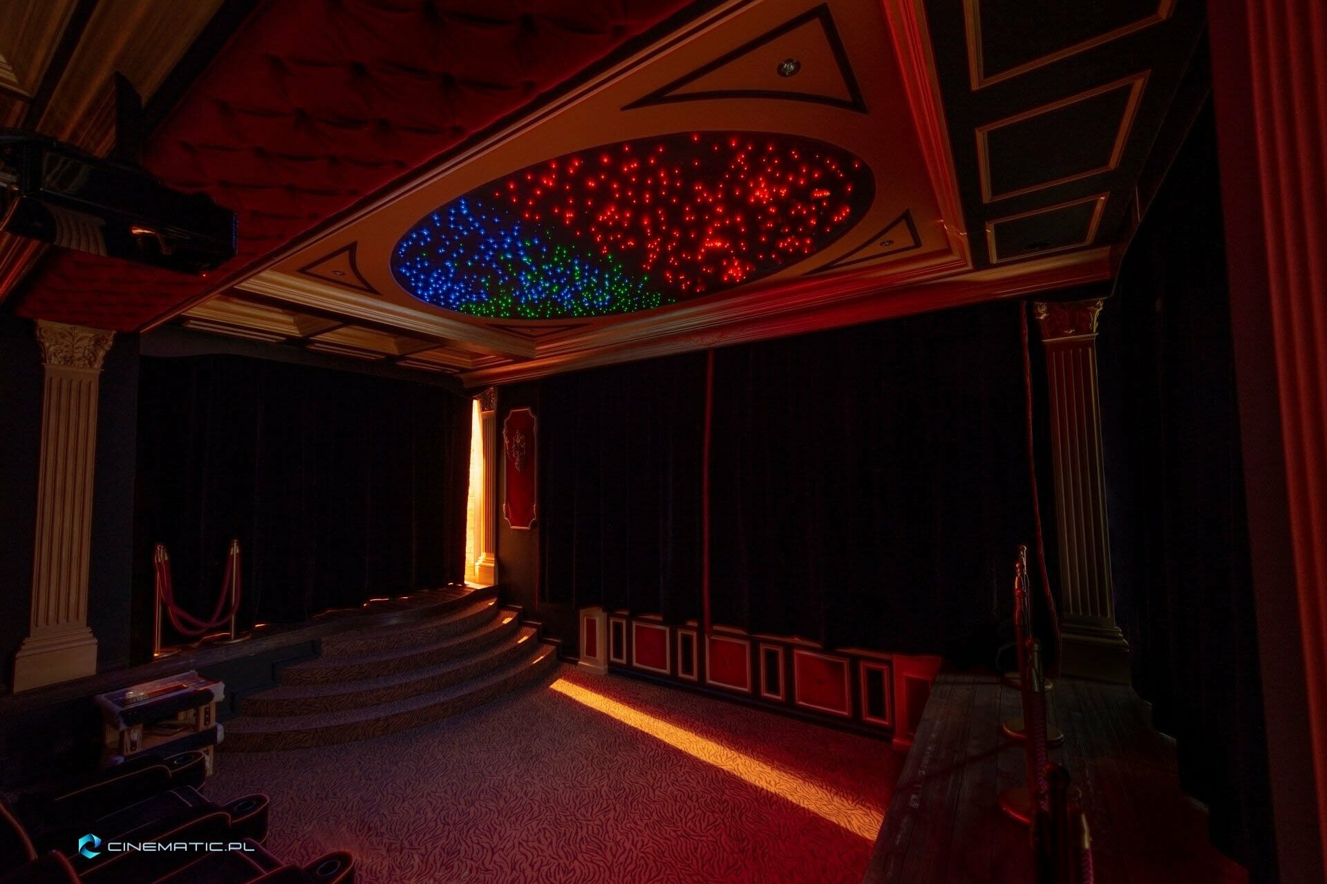 prywatna sala kinowa z bilardem