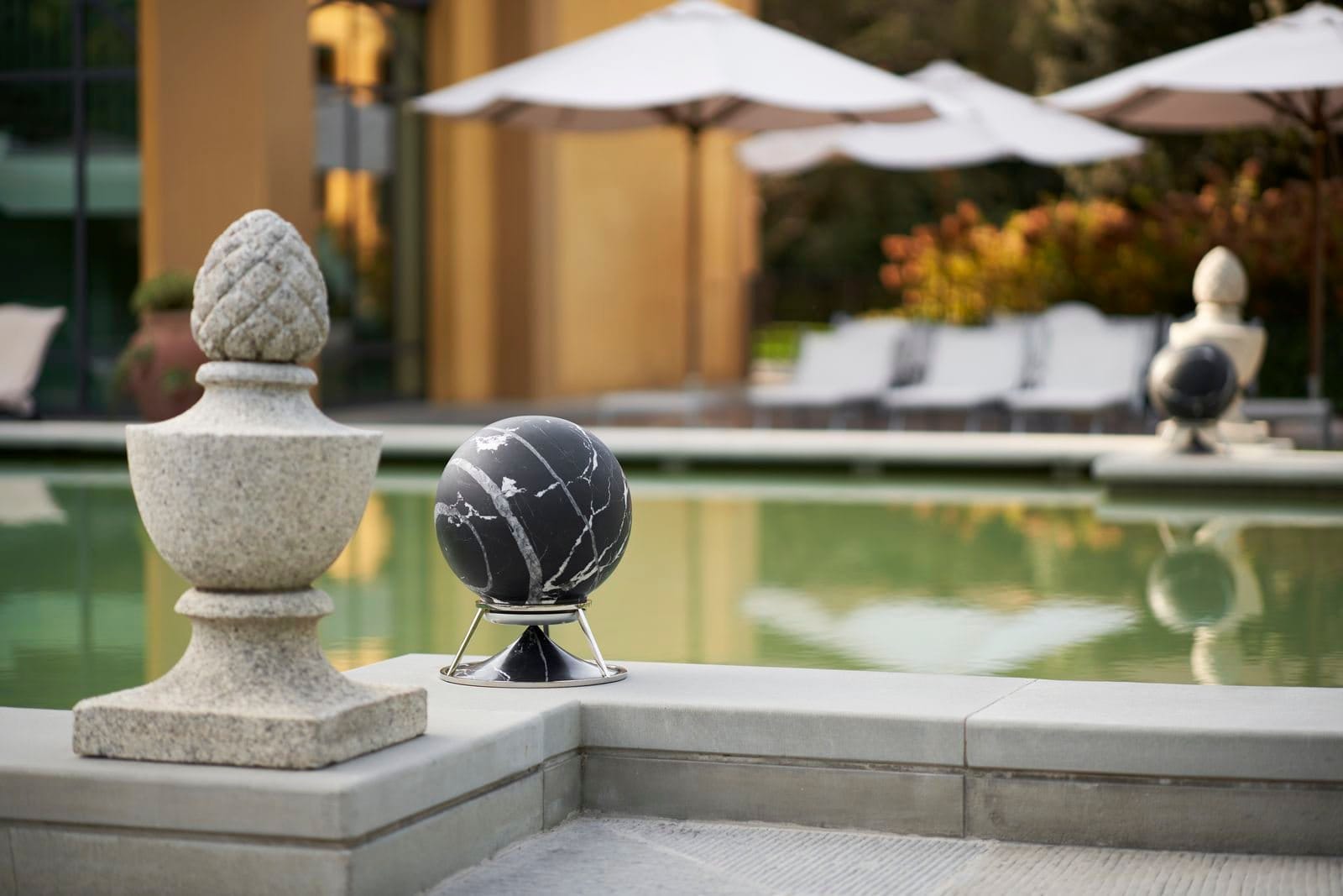 betonowy głośnik na basenie