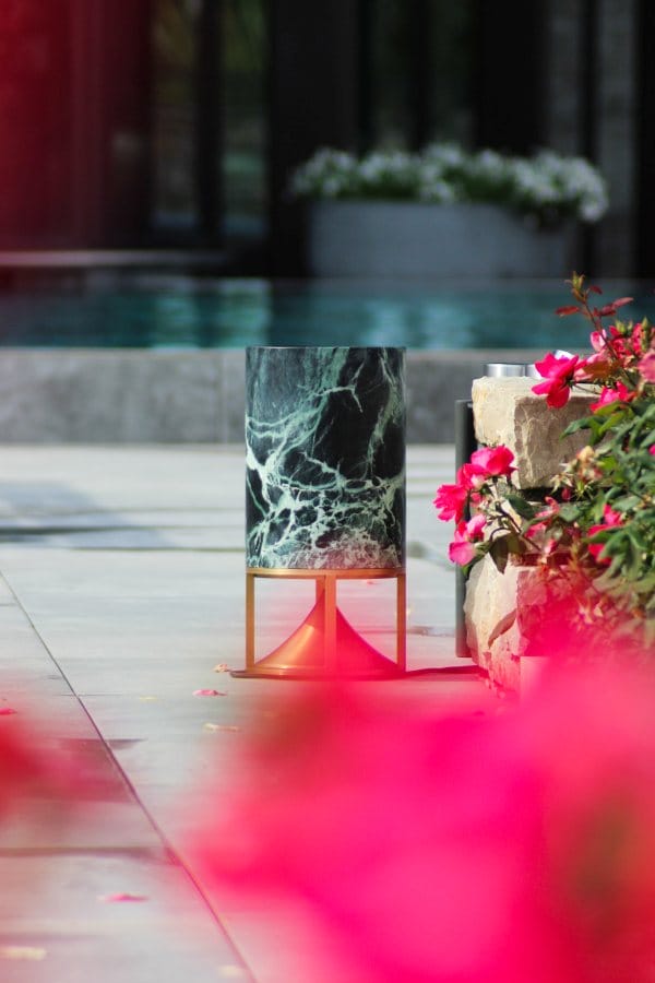 głosnik z betonu i marmuru