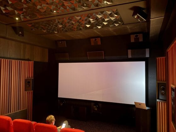 System Procella Audio z głośnikami P5iCW i subwooferem P15A w konfiguracji salonowej