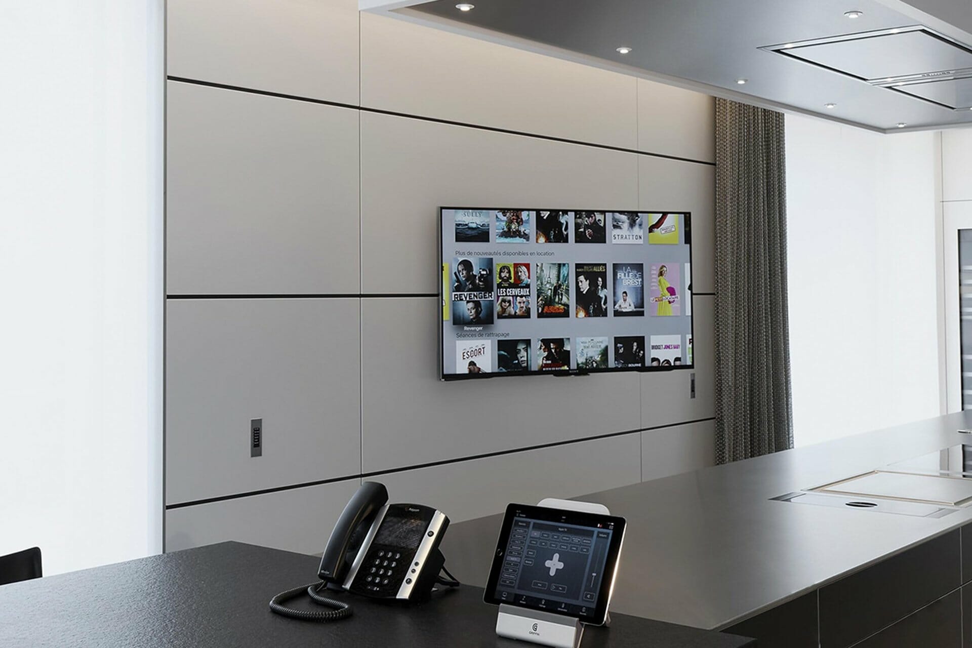 Telewizor w kuchni zamontowany na uchwycie uchylnym Future Automation